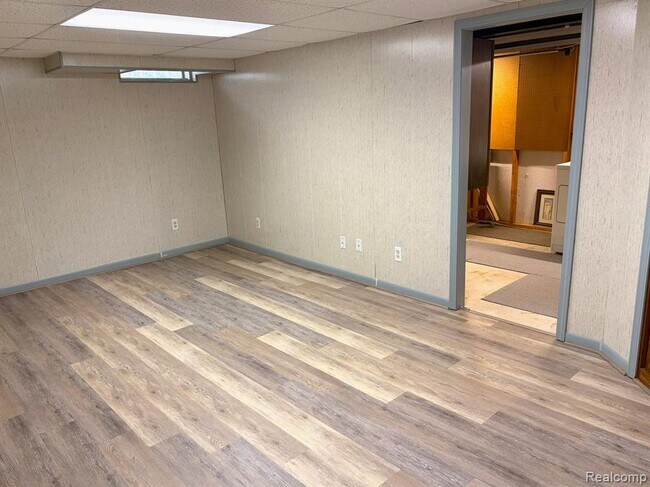 Building Photo - 41090 Southwind Dr