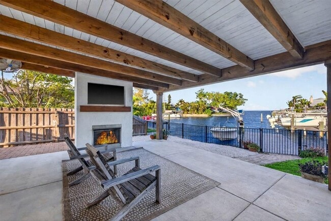 Building Photo - 4200 Beach Dr SE