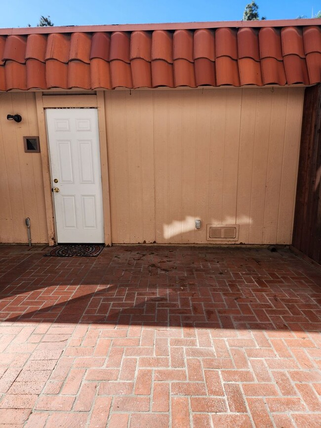 Building Photo - 3bed/2.5bath + Garage Townhome in Tarzana-...