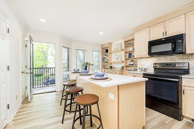 Building Photo - 592 E Vermont St