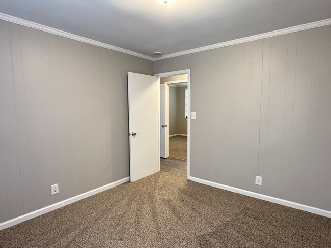 Building Photo - Excellent location! Just Remodeled 2 Bed/1...