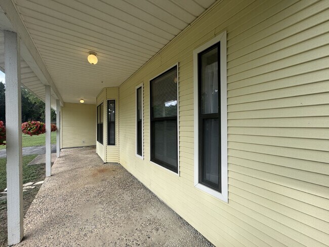 Building Photo - "Charming 2-Bedroom, 1-Bath in Horseshoe F...