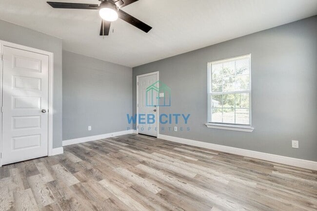 Building Photo - 1821 Lea Crest Dr