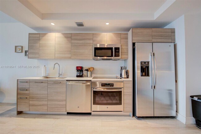 Building Photo - 121 NE 34th St