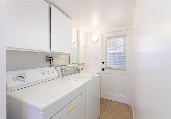 Building Photo - 5726 Lasaine Ave