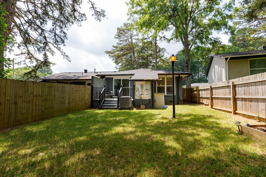 Building Photo - 3104 Erskine Dr
