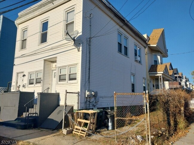 Building Photo - 195 Reynolds St