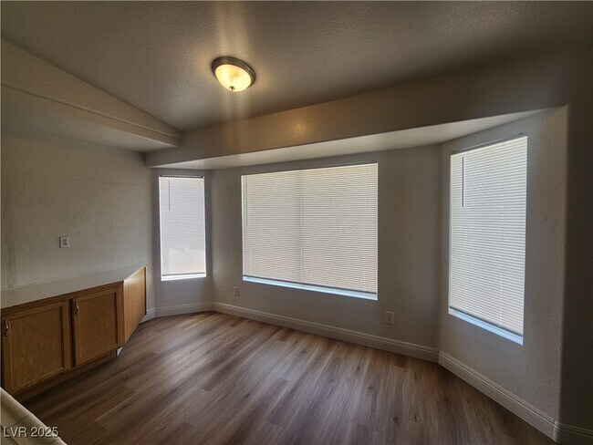 Building Photo - 908 Alta Oaks Dr