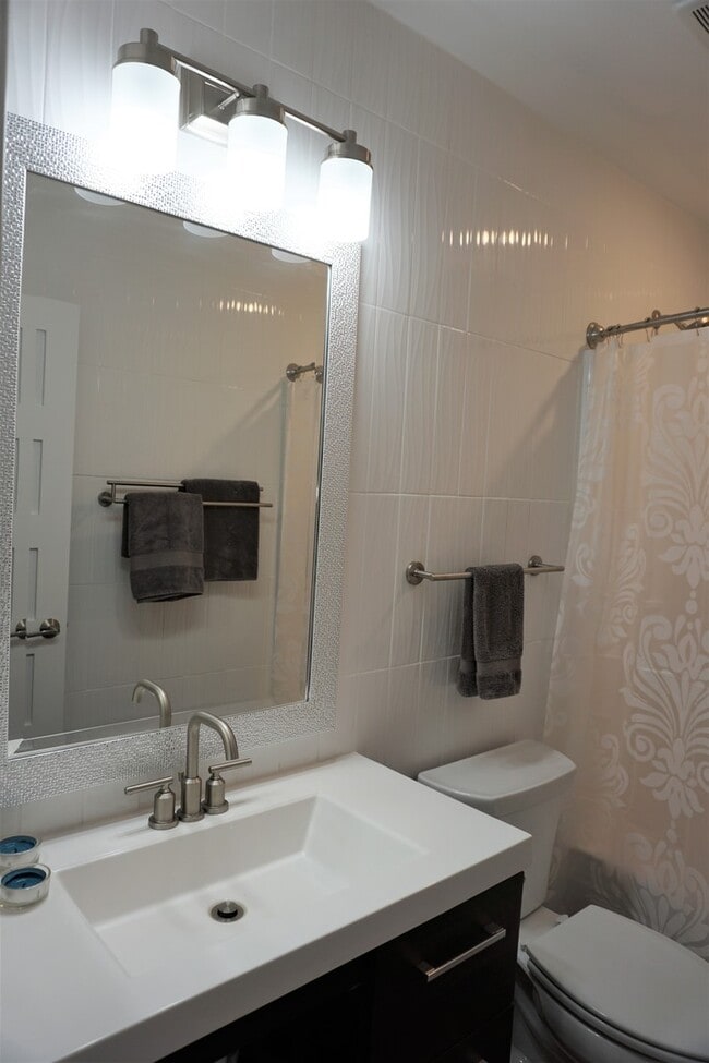 Building Photo - New modern 2 bed / 1 bath with fenced yard...
