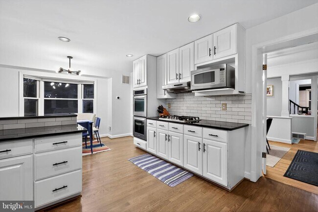 Building Photo - 9302 W Parkhill Dr