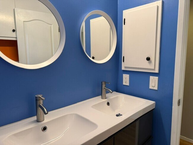 Building Photo - Beautiful 3 bedroom, 2 bath single level home in the Woodlands-Walnut Creek