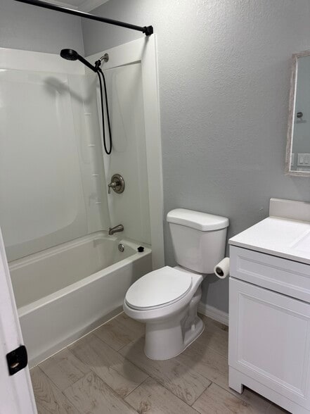 Building Photo - 3918 Overlook Dr NE