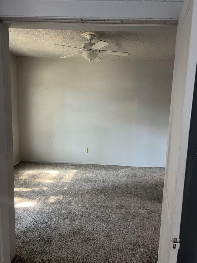 Building Photo - 605 S Spring Ave