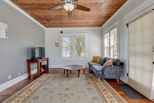 Building Photo - 601 E 8th St