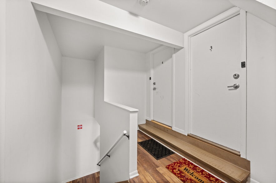 Building Photo - 304 Hankes Ave