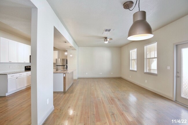 Building Photo - Beautiful 4/4.5 Home with 2 Car Garage in the Heart of Mills-Orlando!