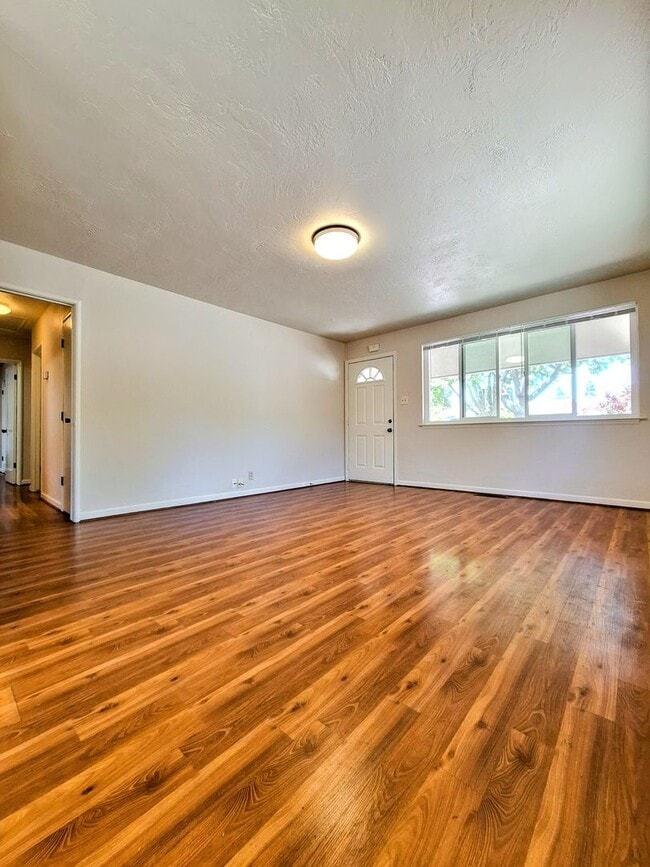 Building Photo - Country Style 3bd Home With Detached Garage