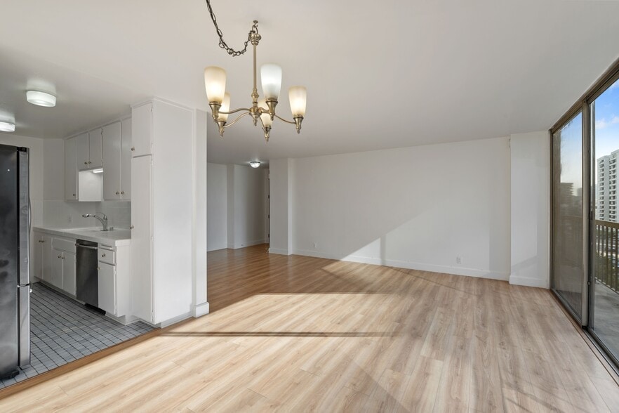 Building Photo - 10747 Wilshire Blvd