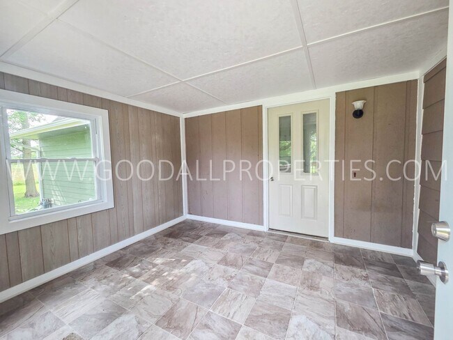Building Photo - Updated Acreage Retreat with 3-Car Garage Near Granger