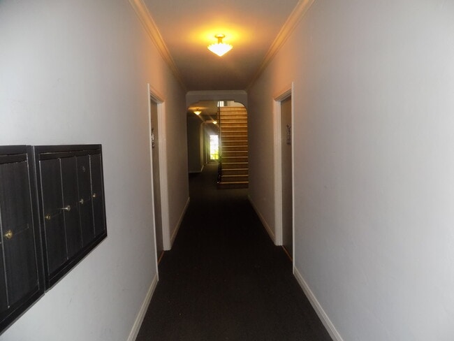 Building Photo - 109 N Clark Dr