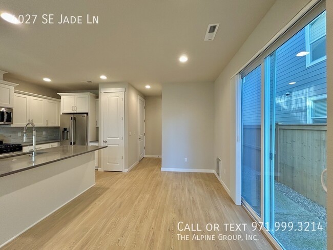 Building Photo - 4027 SE Jade Ln