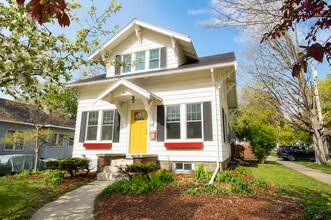 Building Photo - Beautiful Family Home Near Downtown And Hospital!