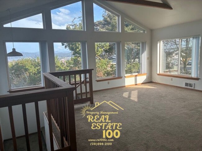 Building Photo - 928 SW Bay View Ln