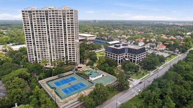 Building Photo - 121 N Post Oak Ln
