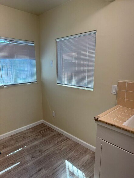 Building Photo - 214 E 88th Pl