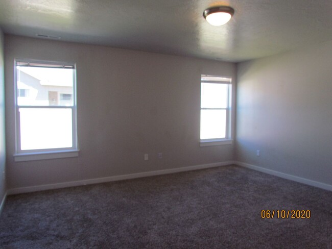 Building Photo - 3 Bed 2 Bath 1622 sqft RV Parking rent fre...