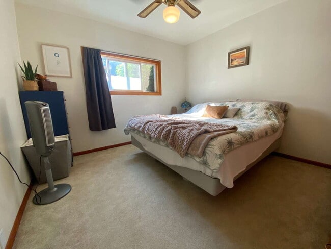 Building Photo - Quiet, Cozy 2-Bedroom Home Located in York...