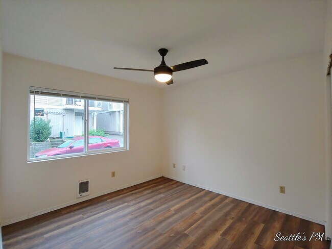 Building Photo - "Spacious 3-Bed Oasis with 2 Full Baths in Prime Seattle Location – 1800 Sq Ft of Comfort!"