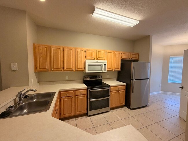 Building Photo - 2/2 Oakleaf Townhome! Amenities! Garage Parking!