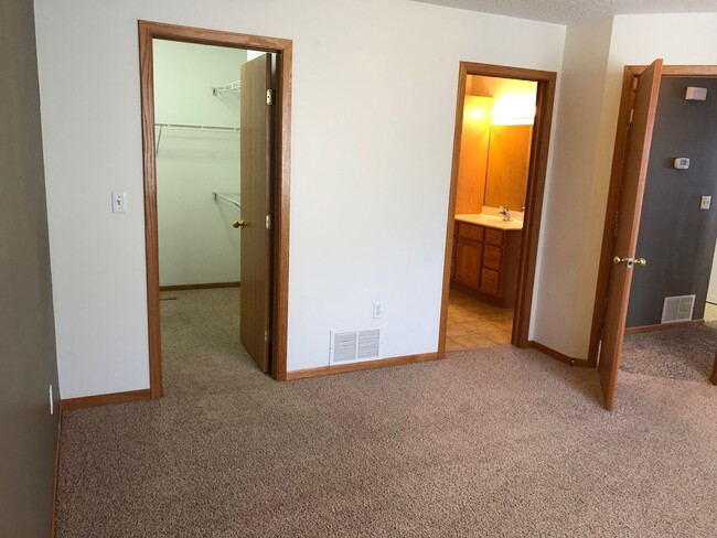 Building Photo - 3 Bed 2 Bath Twin Home