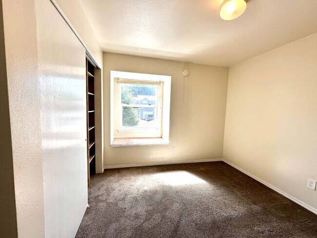 Building Photo - 727 60th St SE