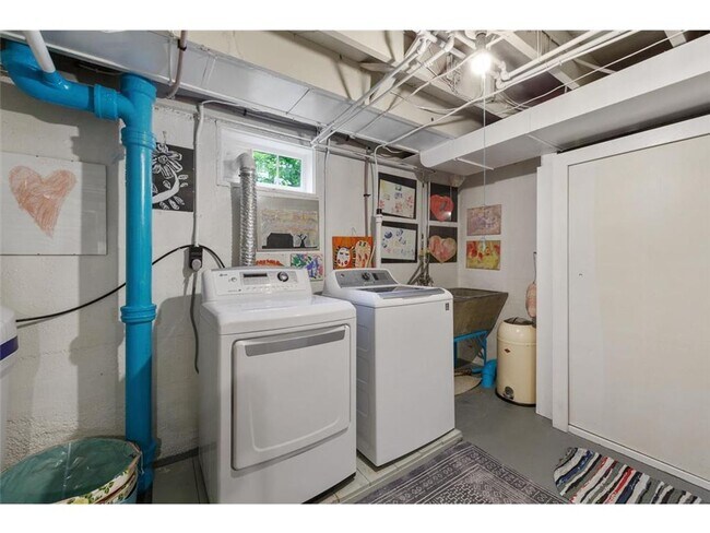 Building Photo - 809 1st St W