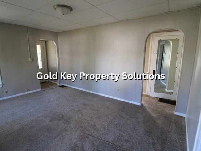 Building Photo - 2 BR 1 BA House with All New Carpet and Pa...