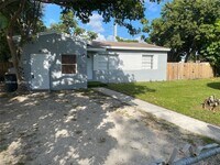 Building Photo - 1385 NE 129th St