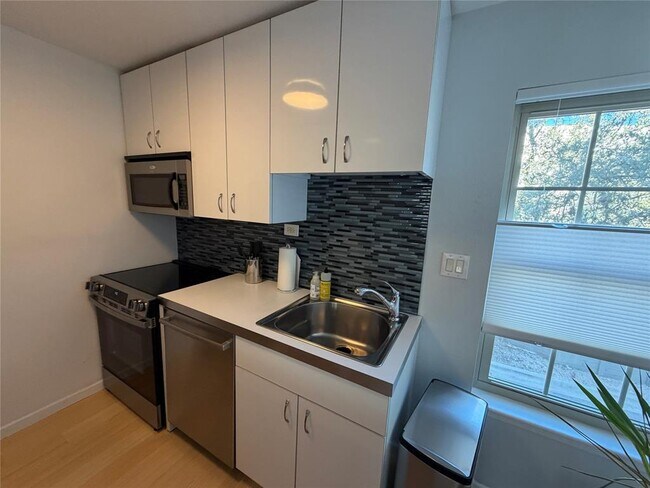 Building Photo - 300 Crockett St