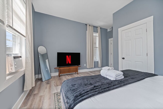 Building Photo - 2413 Kenton St