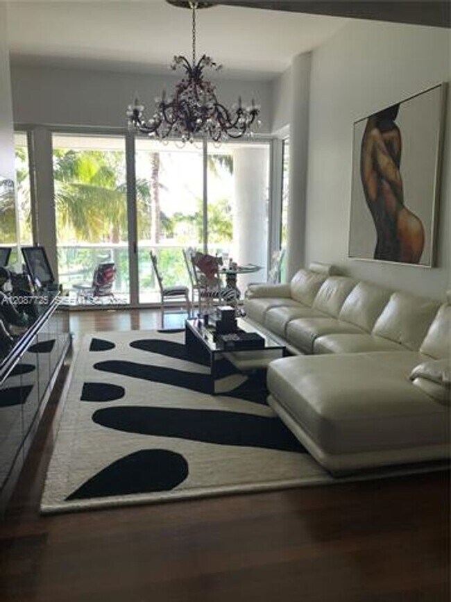 Building Photo - 16500 Collins Ave