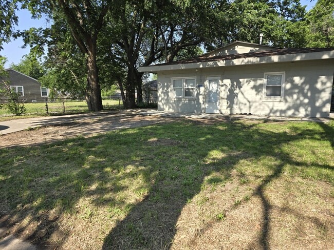 Building Photo - 548 S Edwards St