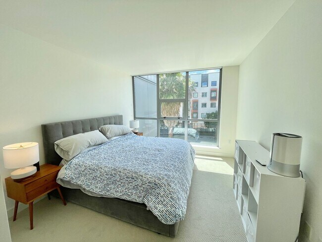 Building Photo - Luxurious Condo at Madrone w/Bay, City Views, Balcony, Pool, Parking, Storage -FULLY FURNISHED OP...