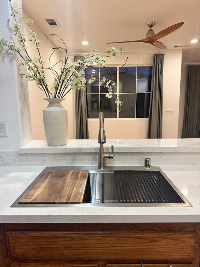 Building Photo - 3 Bed, 2 Bath Townhome in Carlsbad