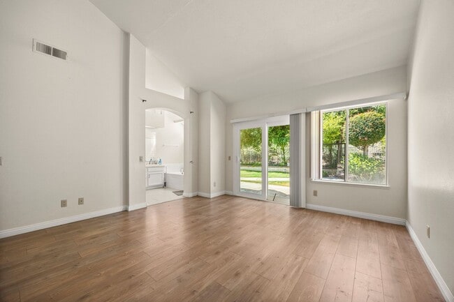 Building Photo - Beautiful Updated Corner Lot 3 Bed 3 Bath ...
