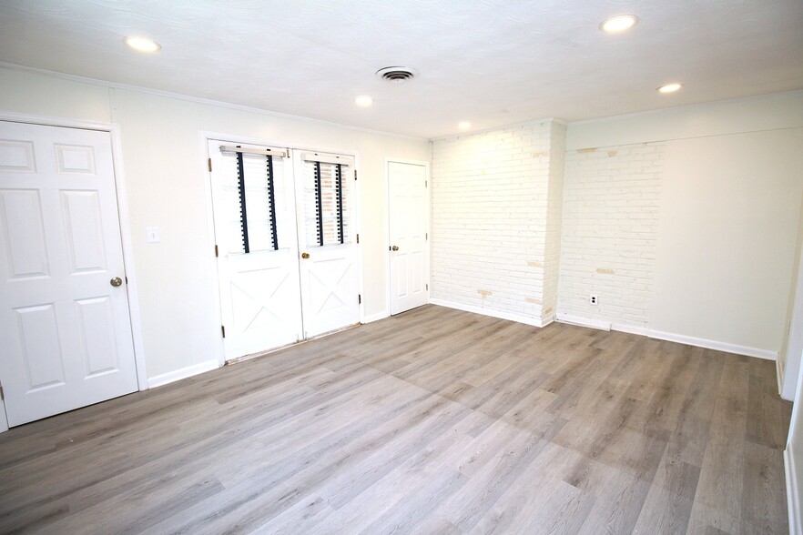 Building Photo - 11703 Caplinger Rd