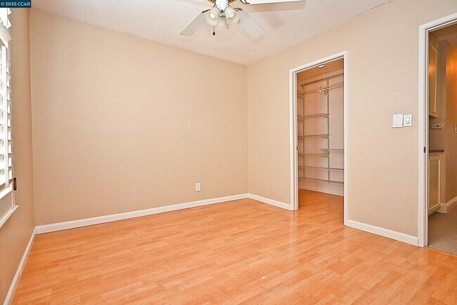 Building Photo - 933 Meadowvale Ct