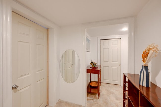 Building Photo - 1017 California Pl S