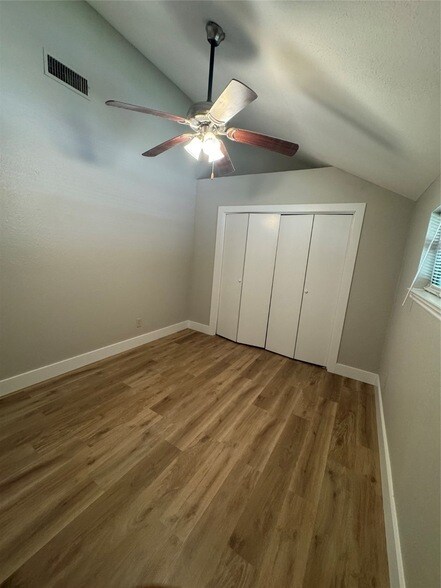 Building Photo - 420 S Las Vegas Trail