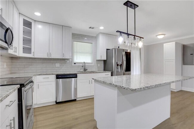 Building Photo - 3436 Pinehill Dr